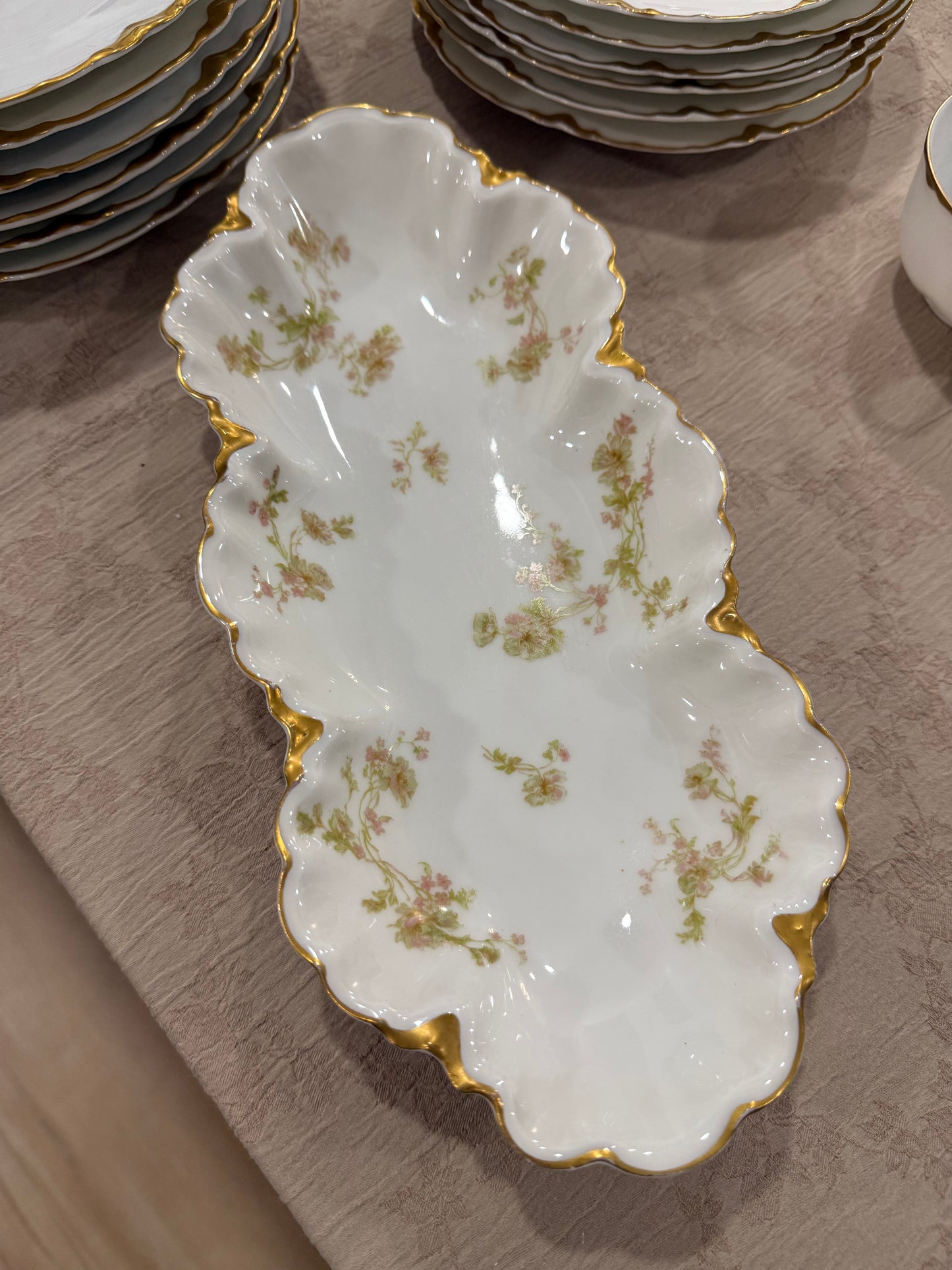 Curated European Porcelain Dinnerware Collection

Haviland Limoges · Rex Bavaria · Royal Albert Bone China