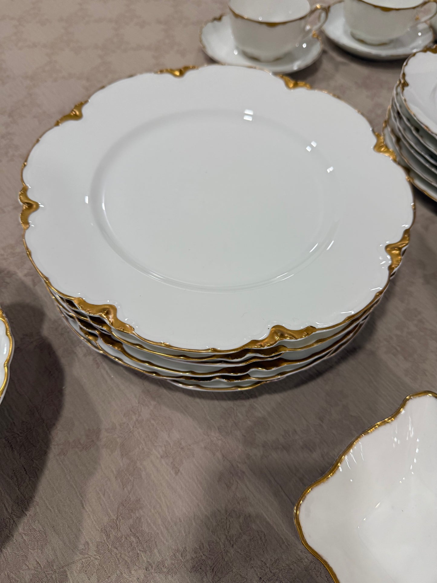 Curated European Porcelain Dinnerware Collection

Haviland Limoges · Rex Bavaria · Royal Albert Bone China