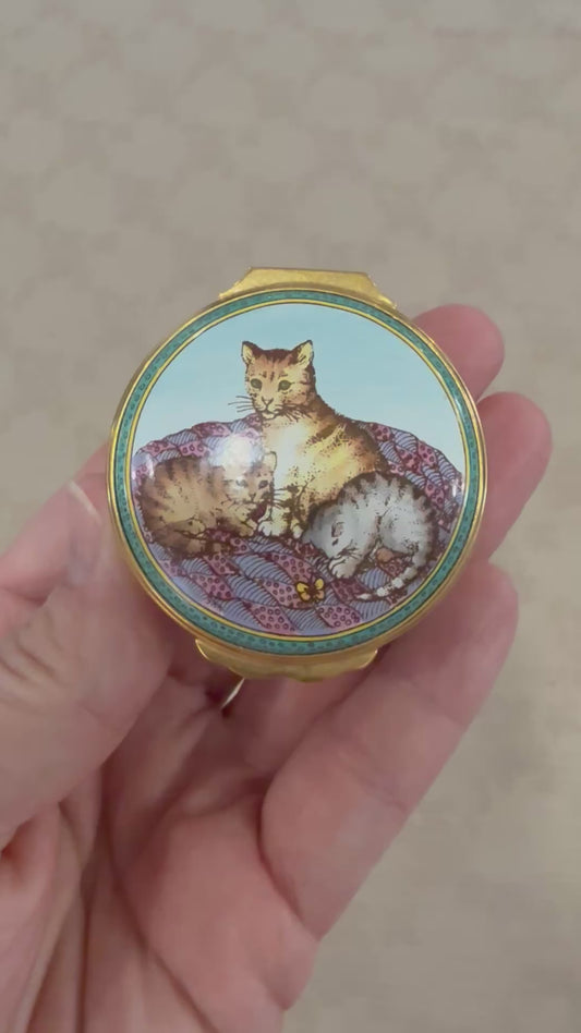 🐾 Halcyon Days English Enamel Trinket Box – Three Cats & Butterflies