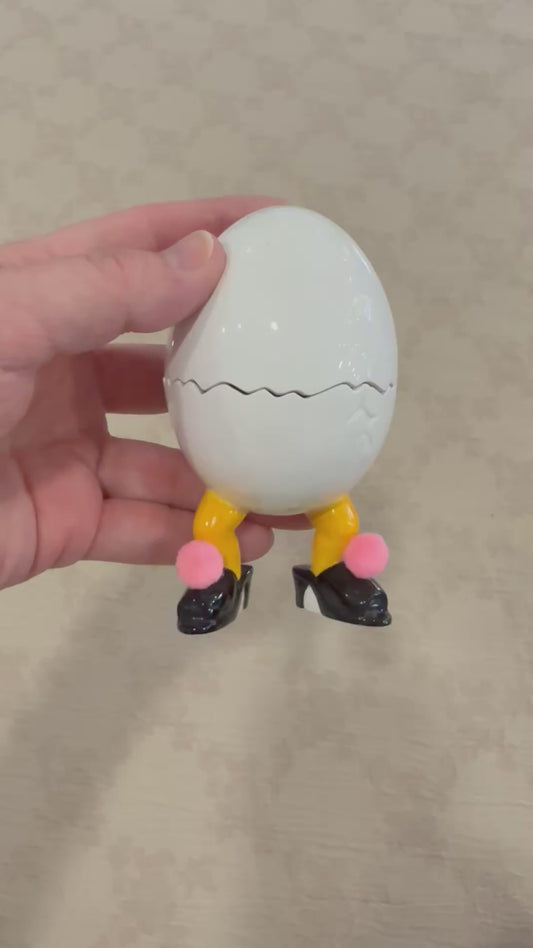 🥚 Cracked Egg Chicken Feet Ceramic Egg Cup – Whimsical Pink Breakfast Collectible